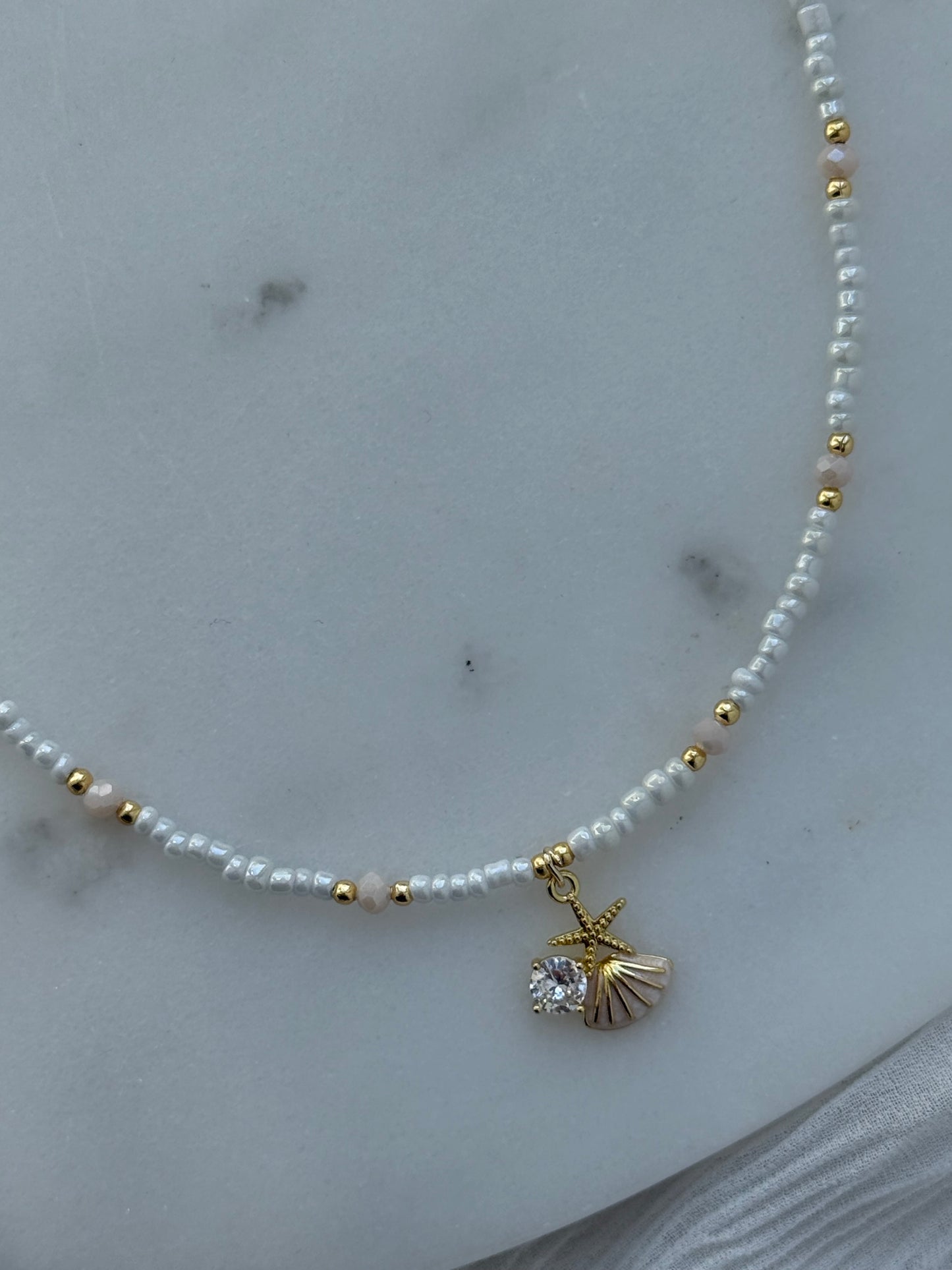 Perlenkette mit Weißen Perlen, Beigen Kristallperlen und Goldenen Perlen + Muschel / Seestern Charm - 2199