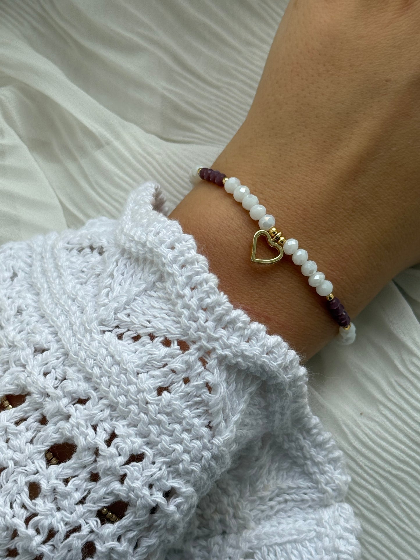 Perlenarmband mit Weißen und Braunen/Lilanen Kristallperlen, Goldenen Details + Herz Anhänger - 111188