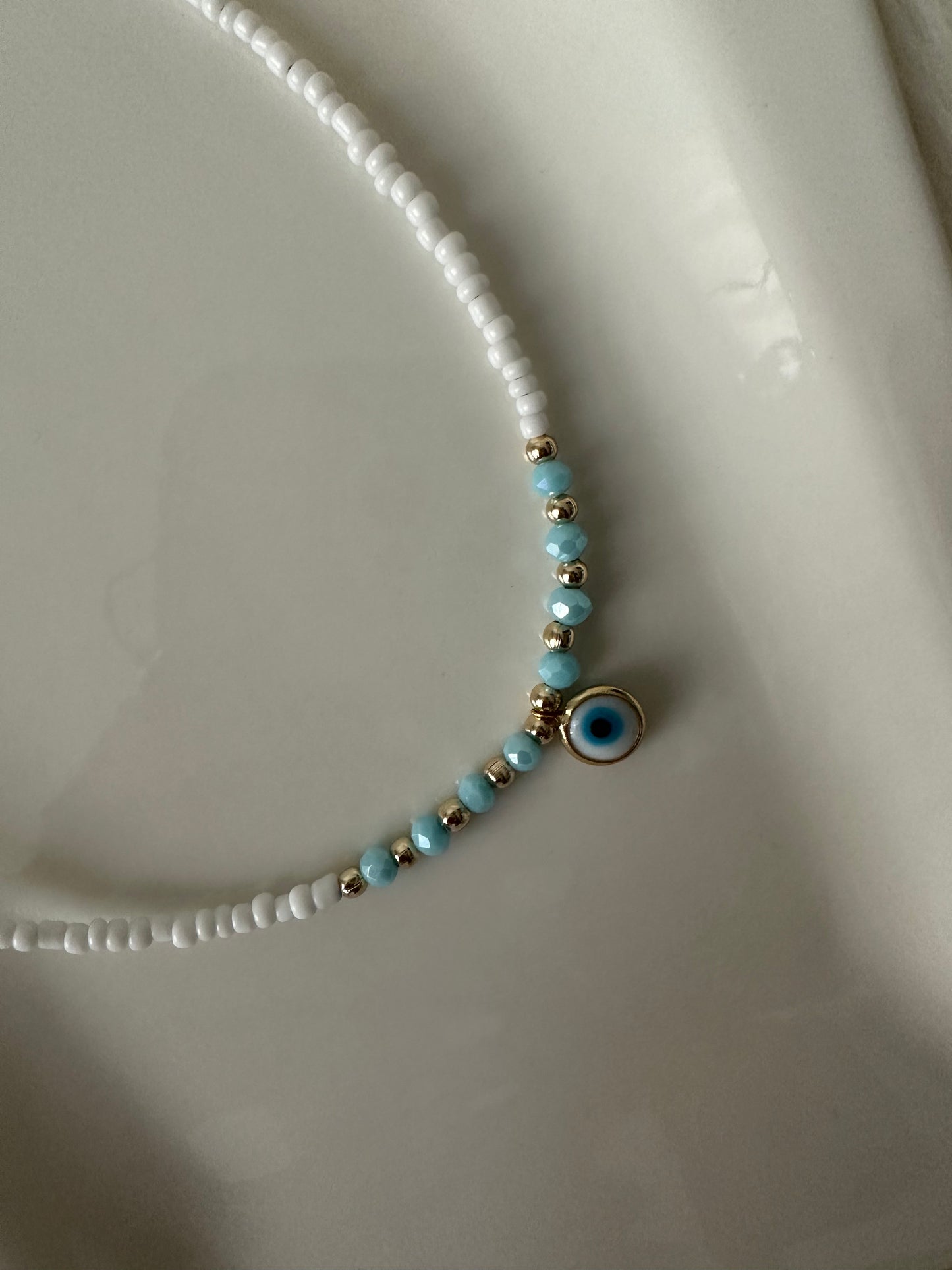 Perlenkette chocker weiß mit blauen Kristallperlen und nazar Anhänger - 10216