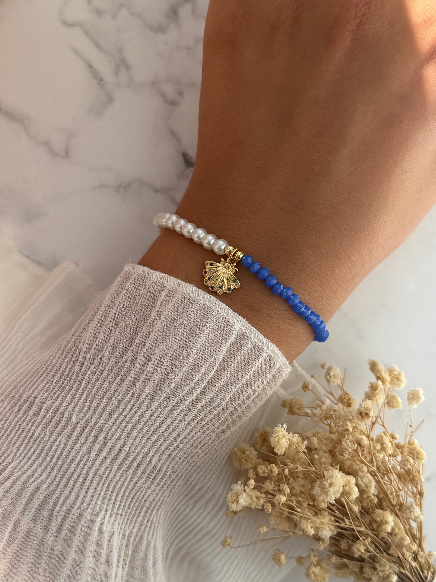Perlenarmband mit Weißen Perlen,  Blauen Kristallperlen, Goldenen Perlen + Muschel Anhänger - 2276