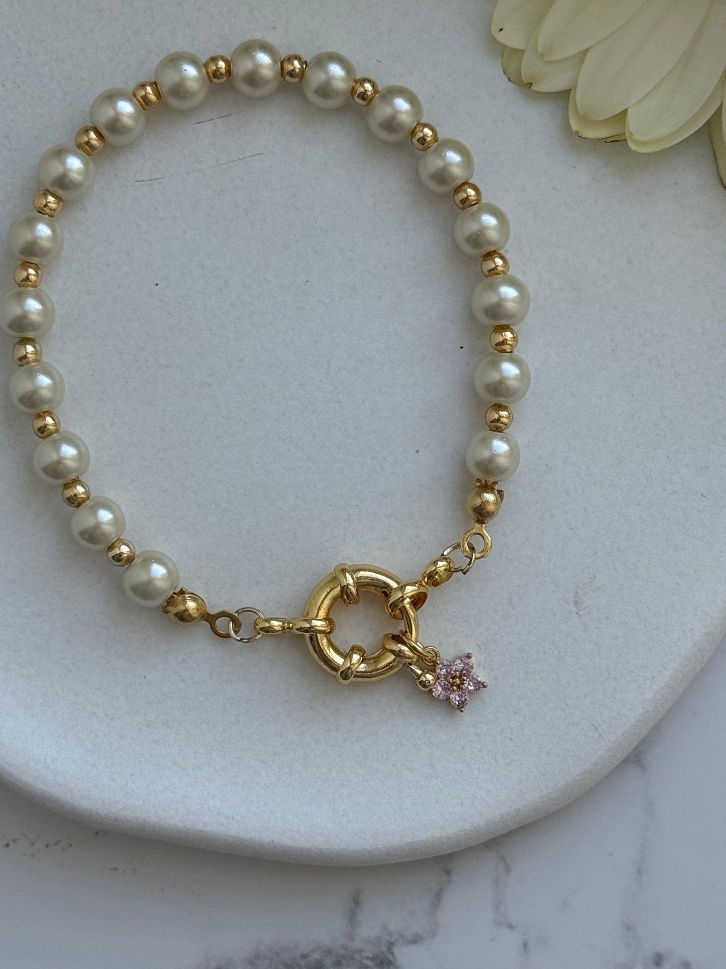 Perlenarmband mit Weißen Glasperlen und Goldenen Perlen + Rosa Blumen Anhänger - 2084