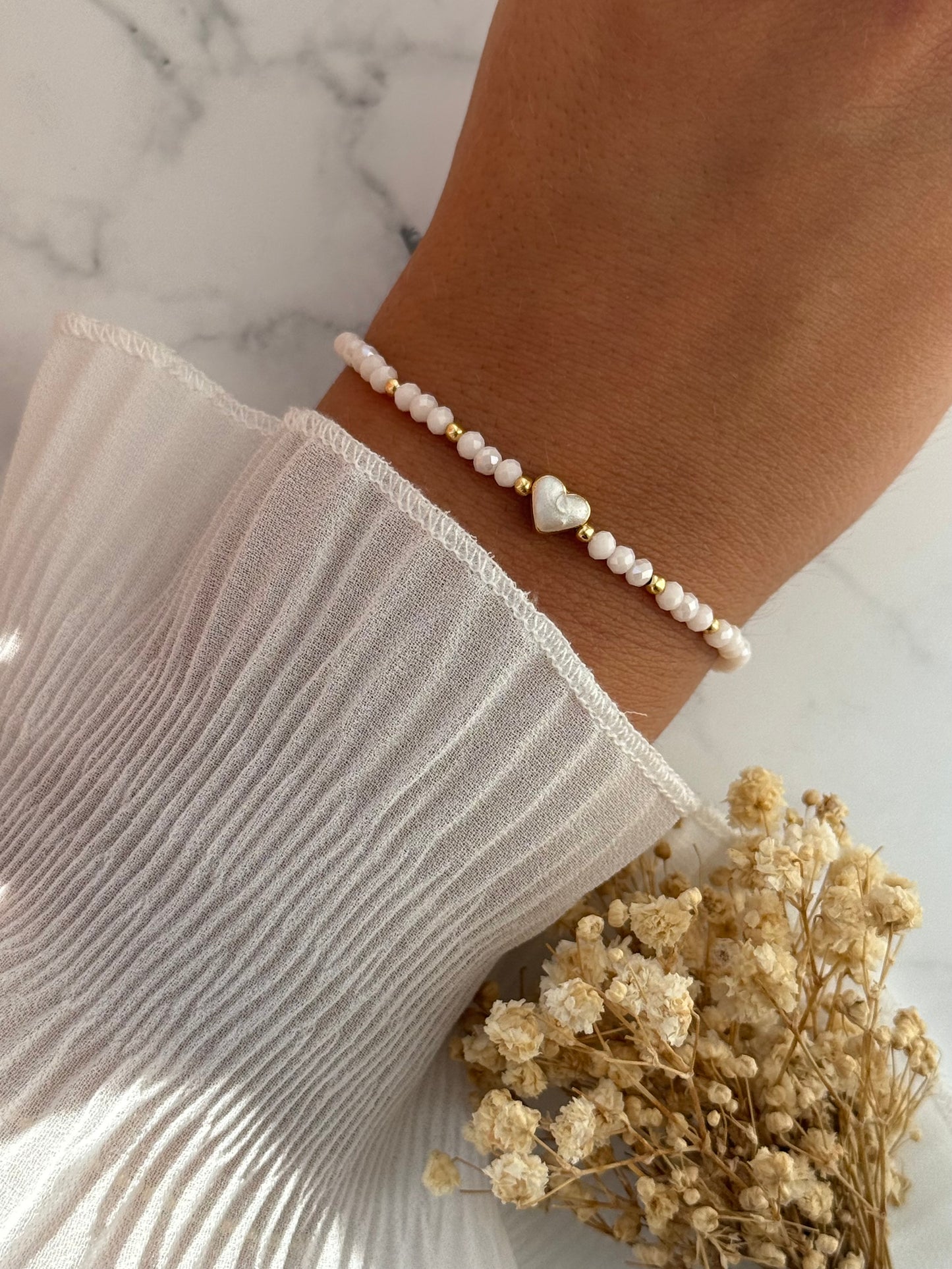 Perlenarmband mit Beigen Kristallperlen, Goldenen Perlen + Herz Anhänger - 2316