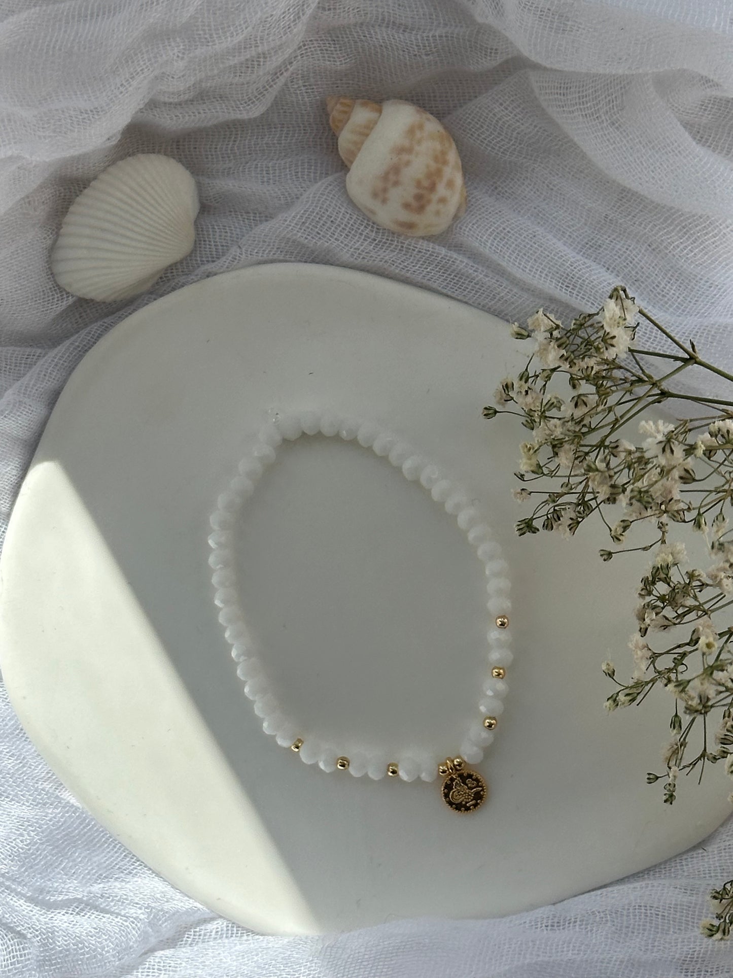 Perlenarmband mit Weißen Kristallperlen und goldenen Perlen  + Goldener Taler Anhänger - 10819