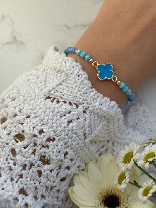 Perlenarmband mit Blauen Kristallperlen und Goldenen Perlen + Kleeblatt Anhänger - 2014