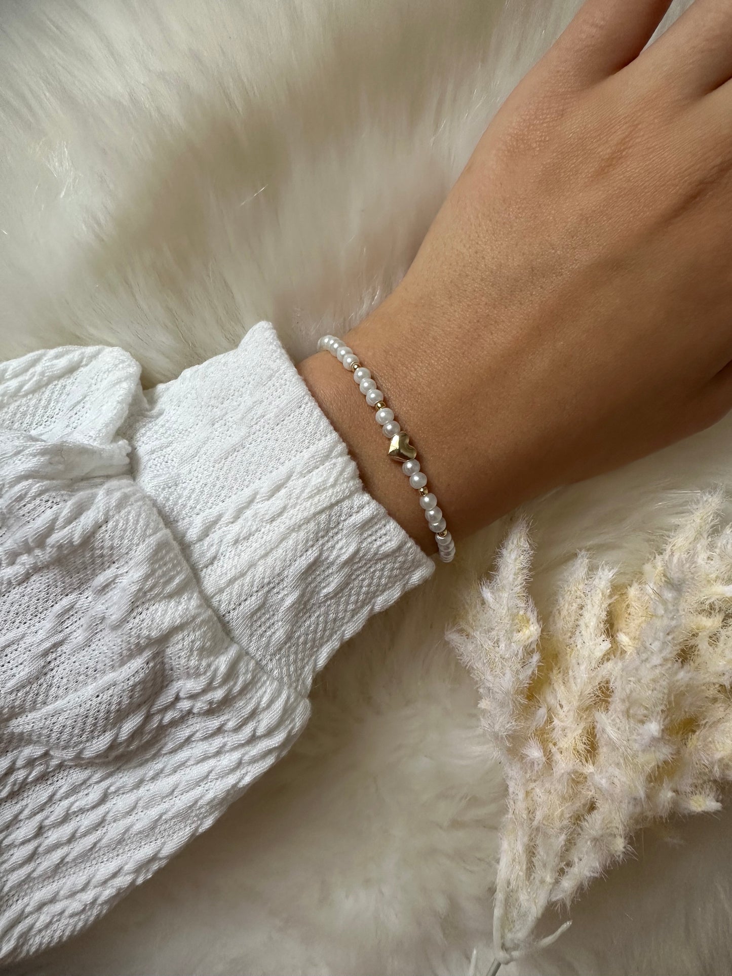 Perlenarmband mit weißen Perlen und goldenen Herz Anhänger - 10490