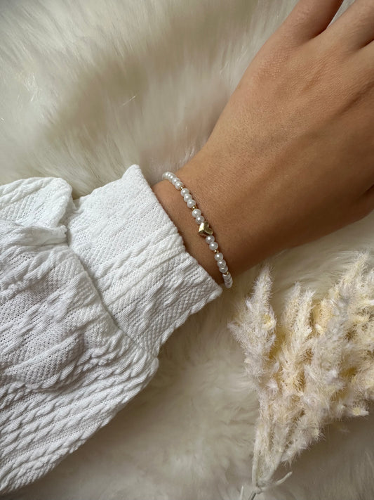 Perlenarmband mit weißen Perlen und goldenen Herz Anhänger - 10490
