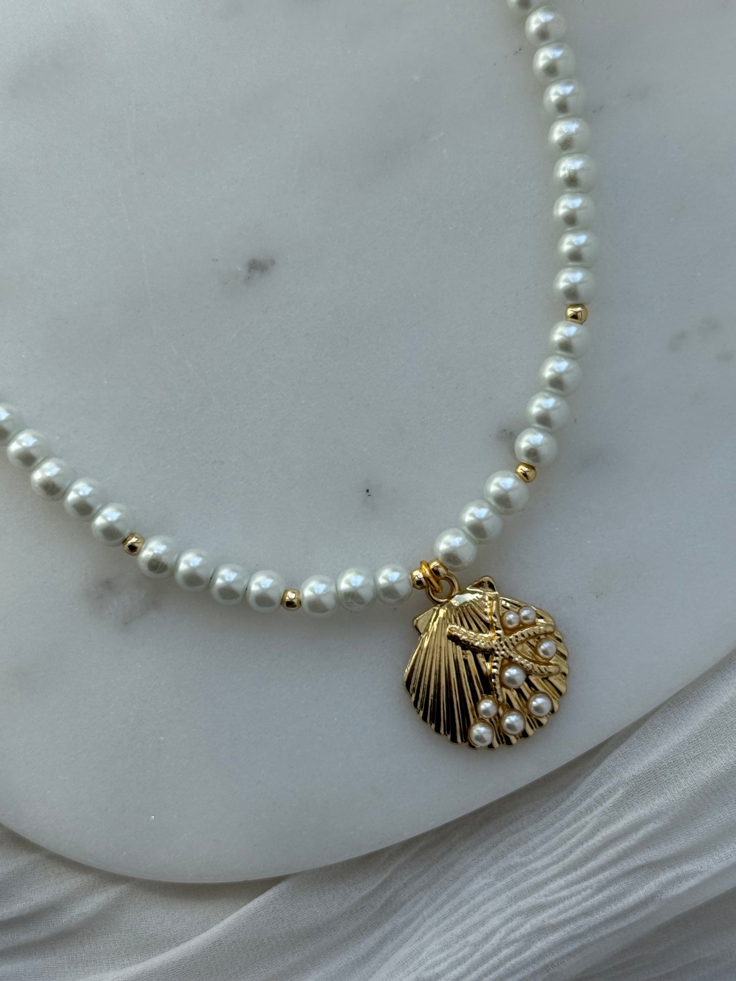 Perlenkette mit Weißen Perlen, Goldenen Perlen + Muschel Anhänger - 2189