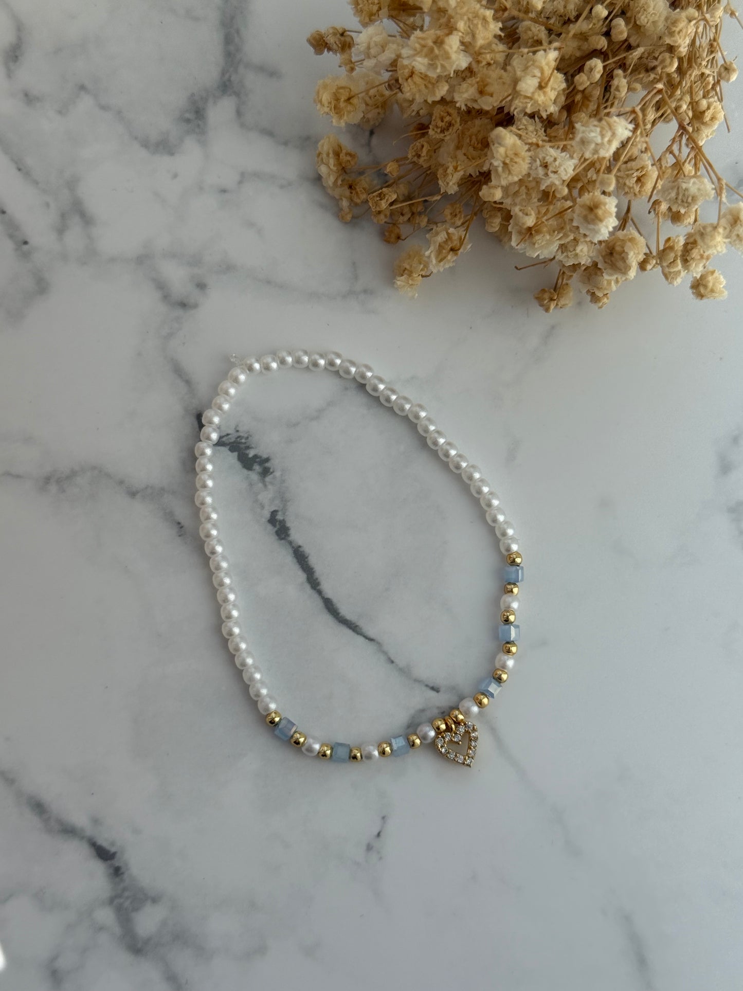 Perlenarmband mit Blauen Kristallperlen, Weißen Perlen und Goldenen Perlen + Herz Anhänger - 2290