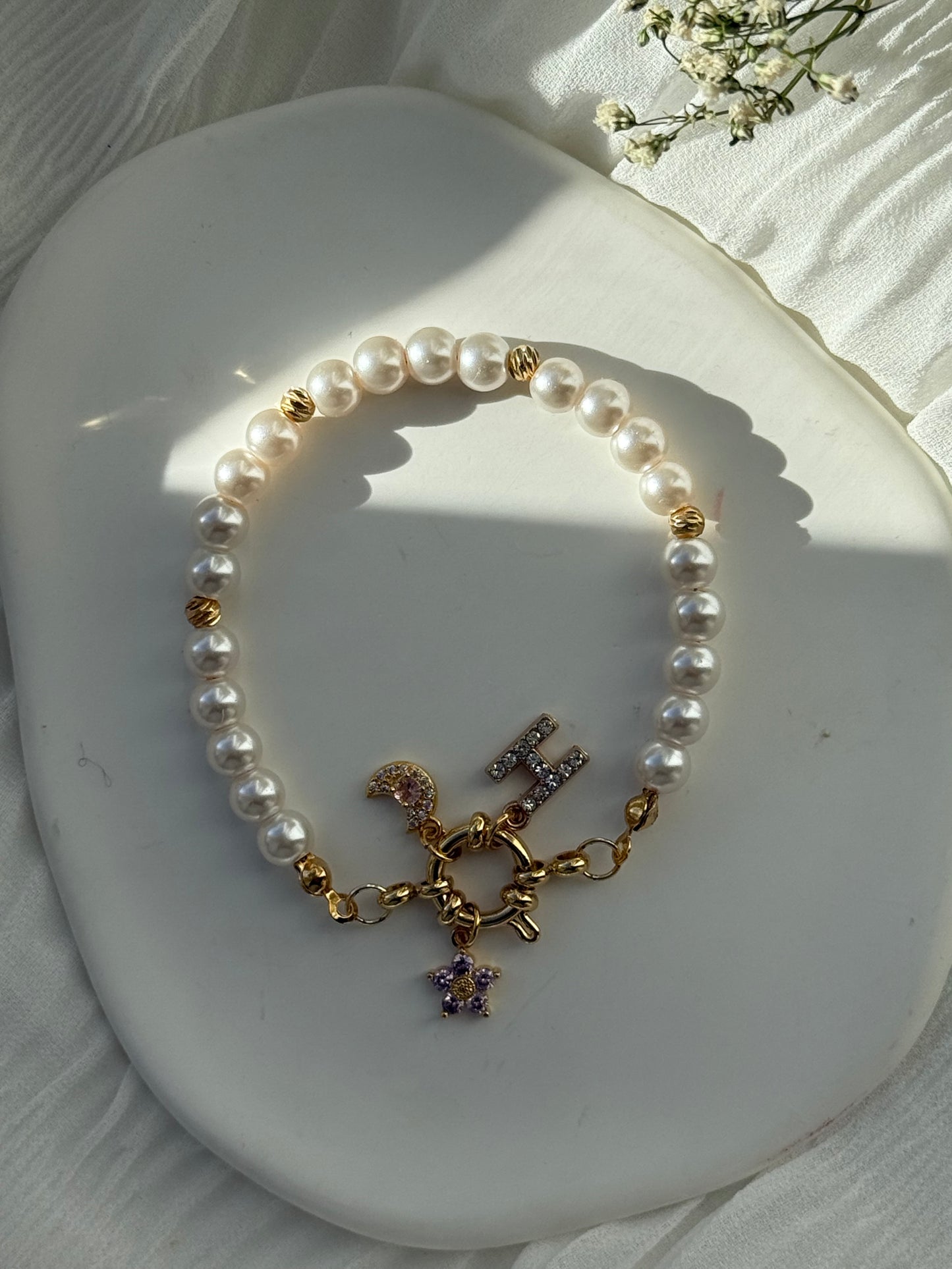 Perlenarmband personalisiert mit Rosa Glasperlen + Goldenen Dorika Perlen + Mond + Blumen Anhänger - 2165