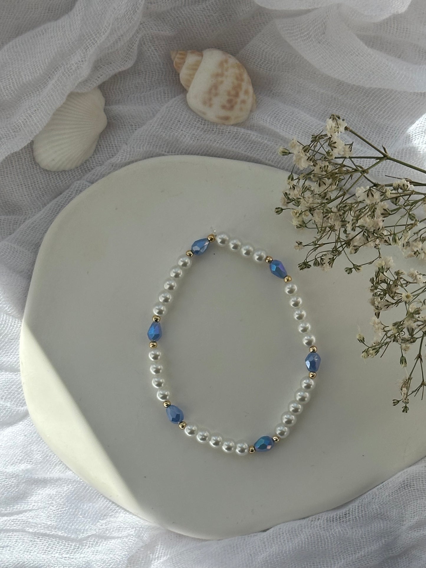 Perlenarmband mit Weißen Perlen, goldenen Perlen  + Blauen Kristallperlen - 10817