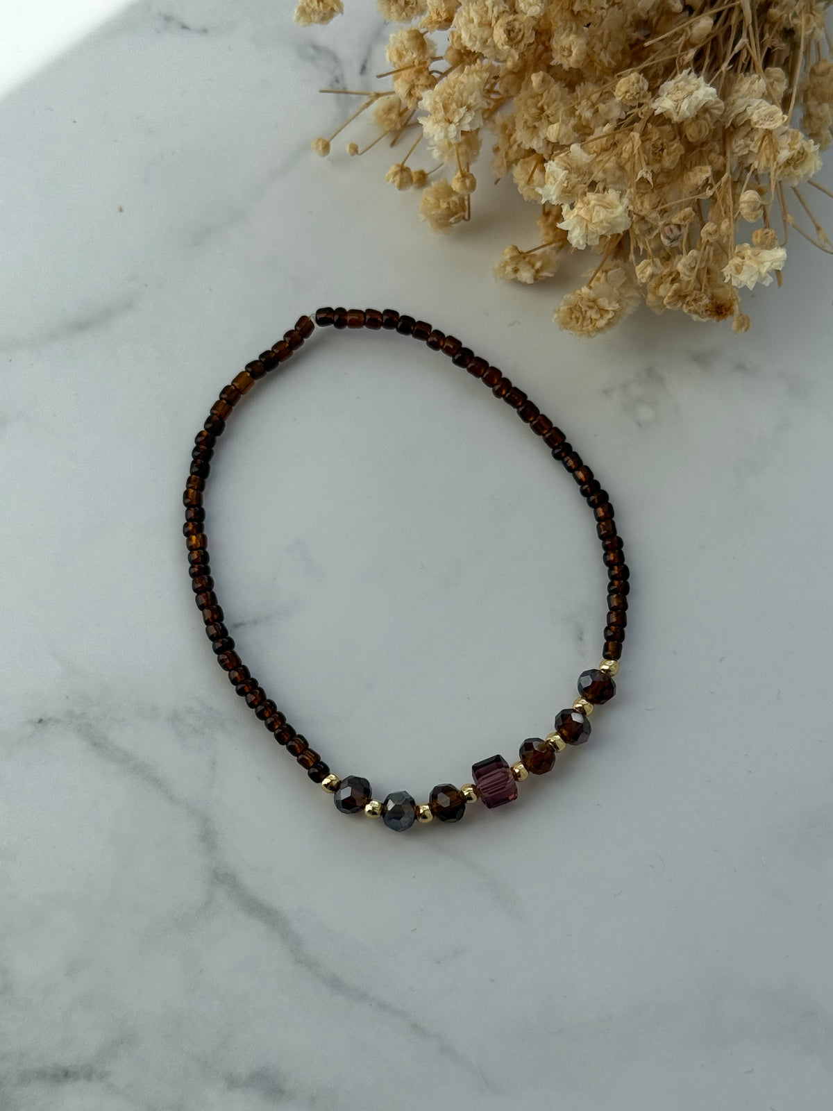 Perlenarmband mit Braunen und Goldenen Perlen - 2394