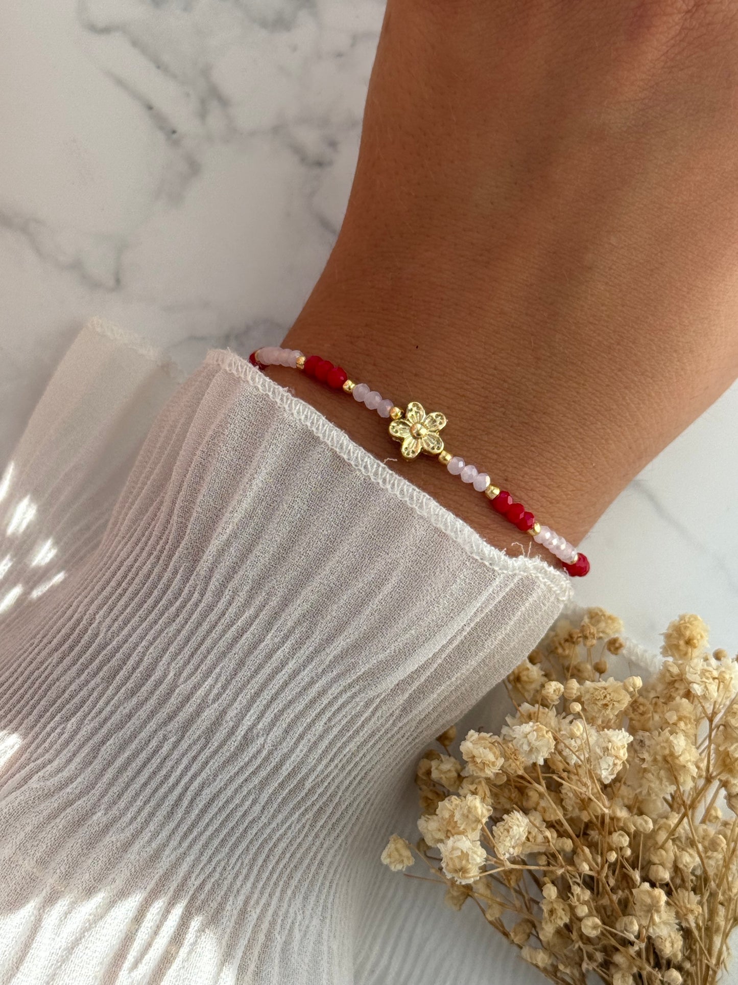 Perlenarmband mit Roten, Rosa Kristallperlen, Goldenen Perlen + Blumen Anhänger - 2318