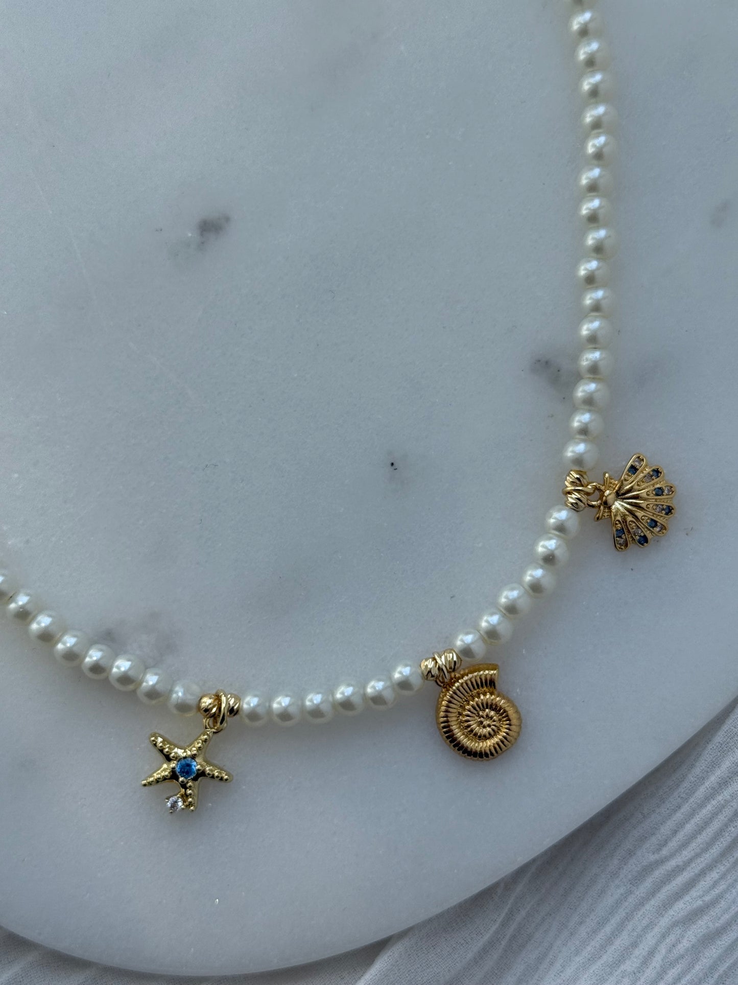 Perlenkette mit Weißen Perlen und Goldenen Perlen + Muschel / Seestern Charm - 2200
