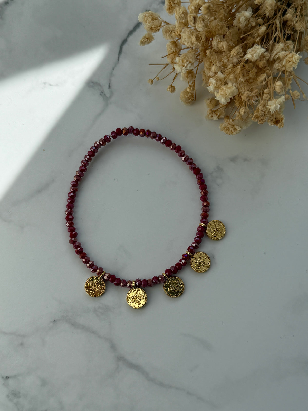 Perlenarmband mit Roten Kristallperlen und Goldenen Perlen + Golden Taler Anhänger - 2403
