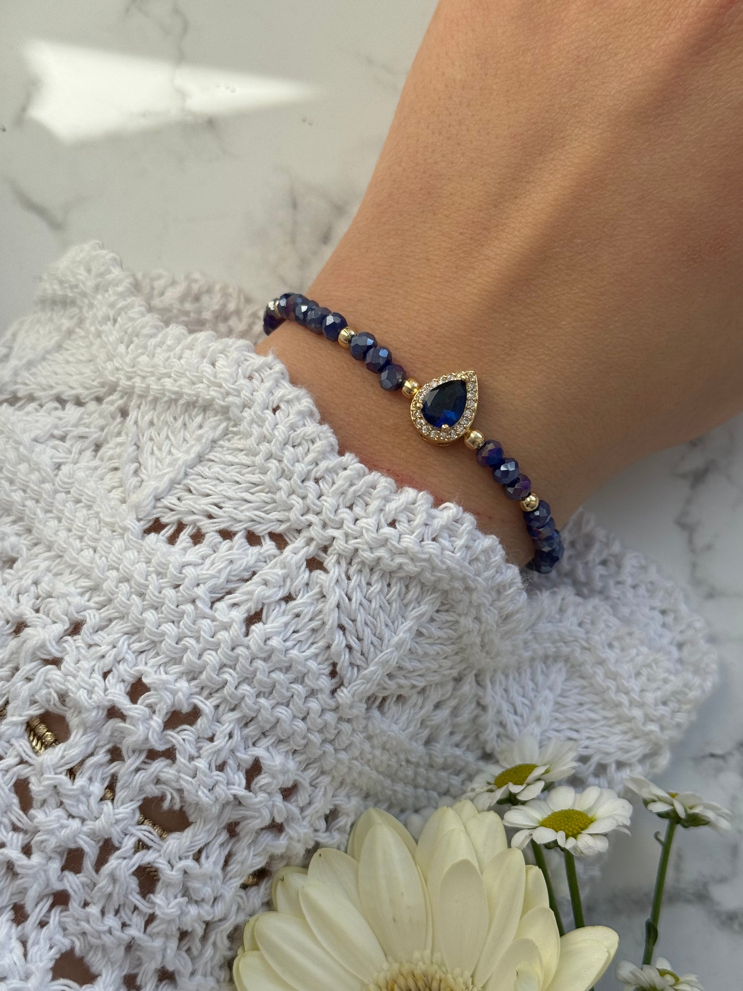 Perlenarmband mit Blauen Kristallperlen und Goldenen Perlen + Zirkonia Anhänger - 2026