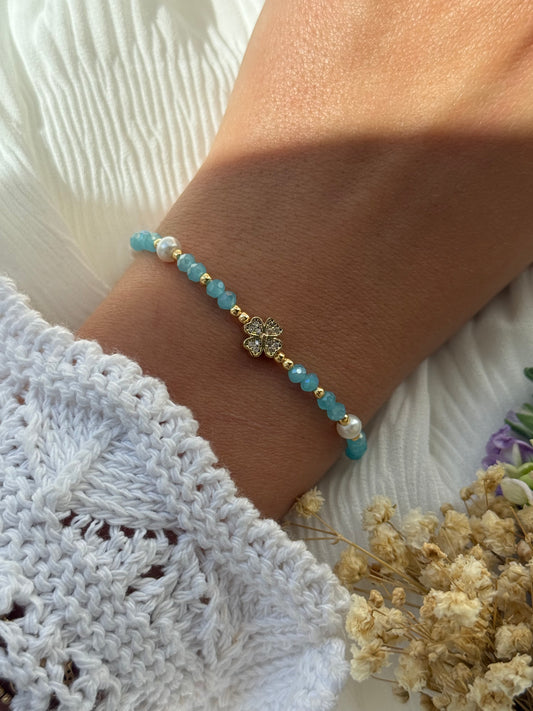 Perlenarmband mit Blauen Kristallperlen und Goldenen Perlen + Kleeblatt Anhänger - 2248