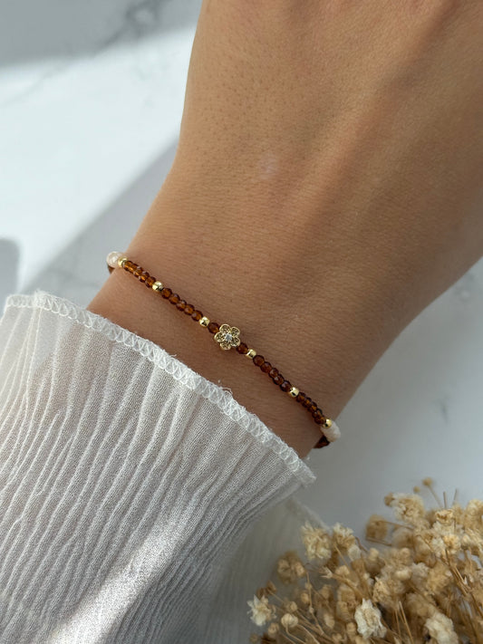Perlenarmband mit Braunen und Beigen Kristallperlen + Goldenen Perlen + Blumen Anhänger - 2395
