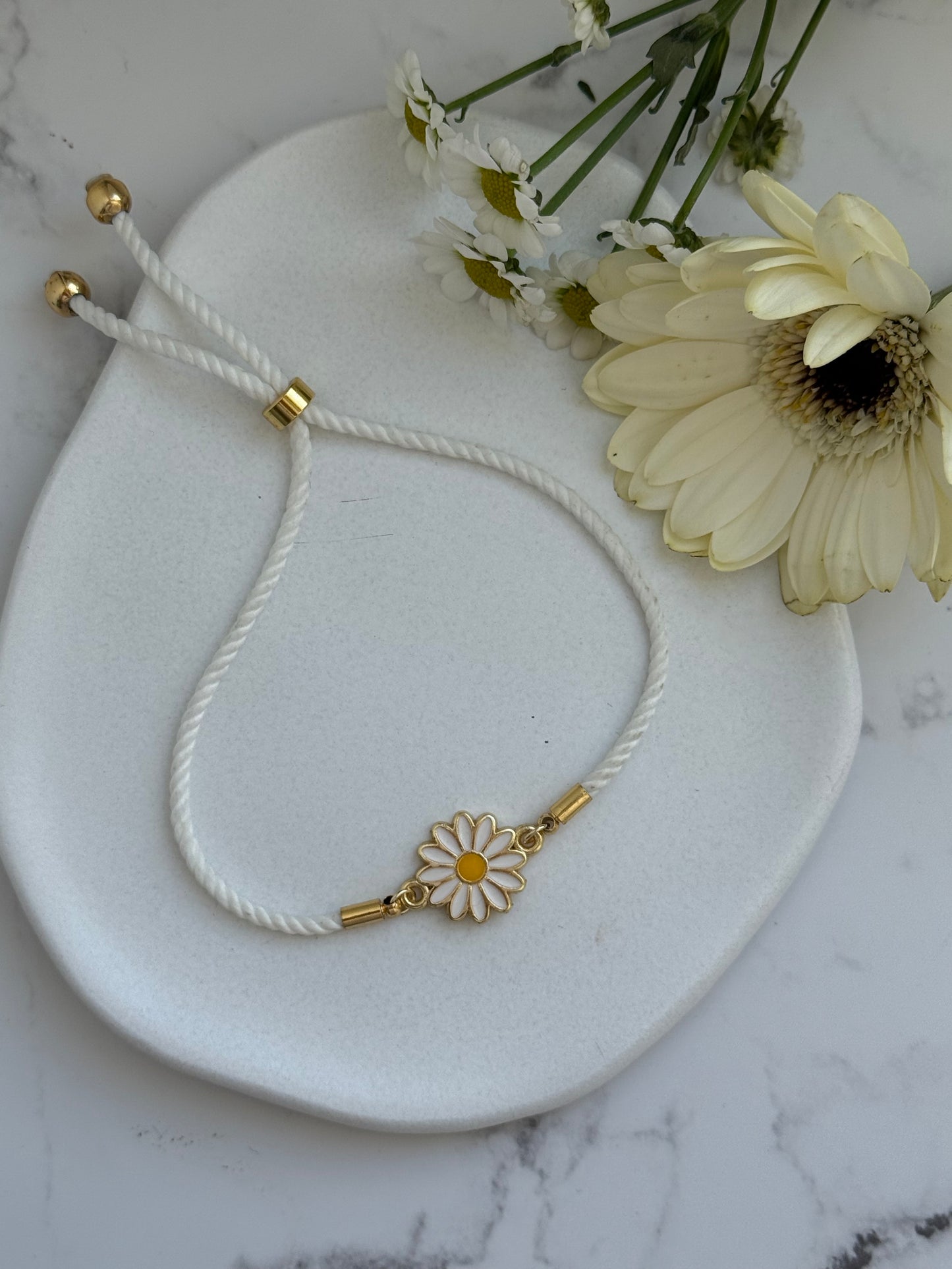 Verstellbares Stoffarmband Weiß mit Gänseblümchen Anhänger - 2072