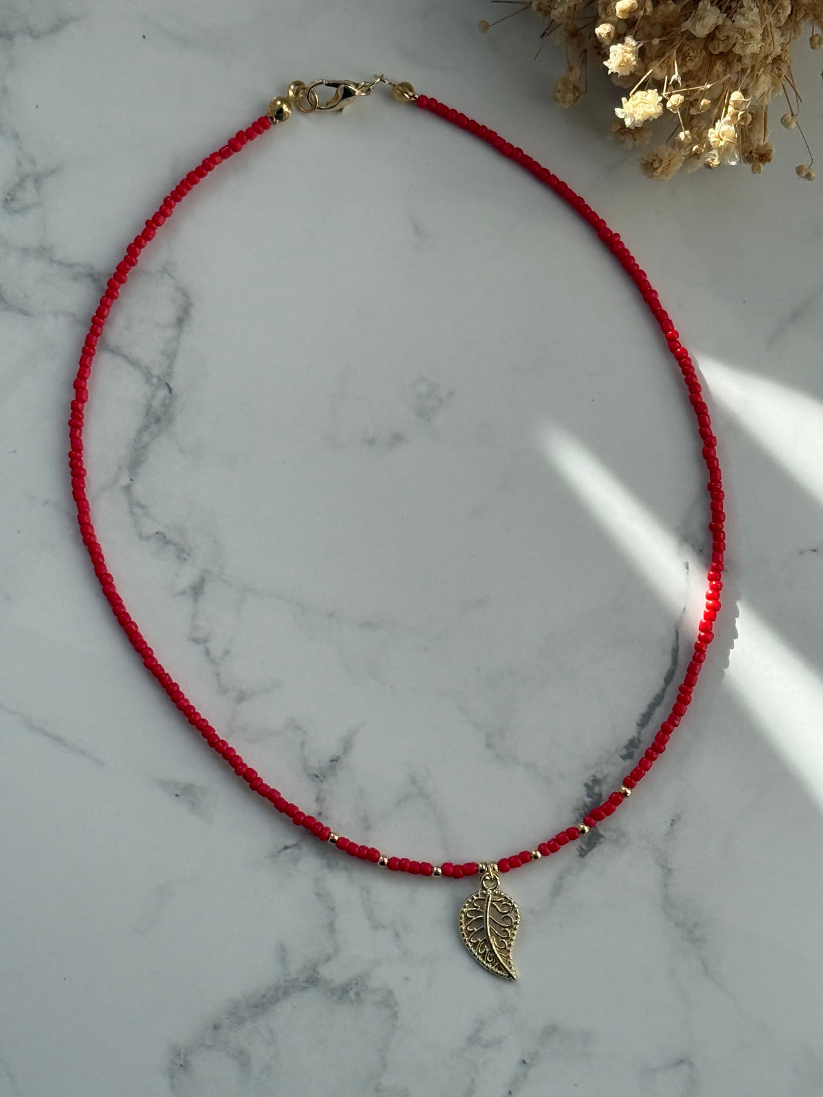 Perlenkette mit Roten und Goldenen Perlen + Blatt Anhänger - 2420