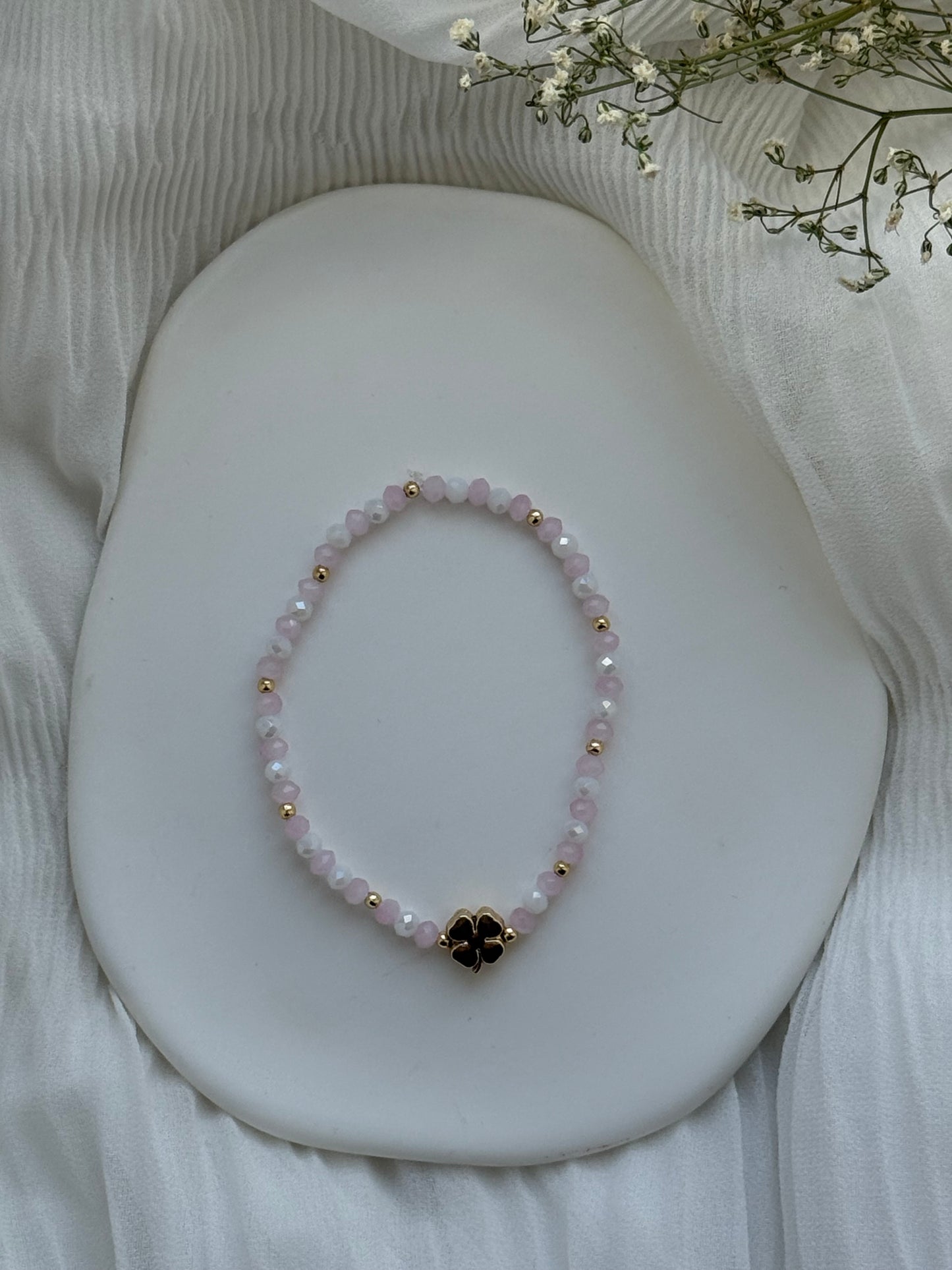 Perlenarmband mit Rosa und Weißen Kristallperlen, Goldenen Perlen + Kleeblatt Anhänger - 2115