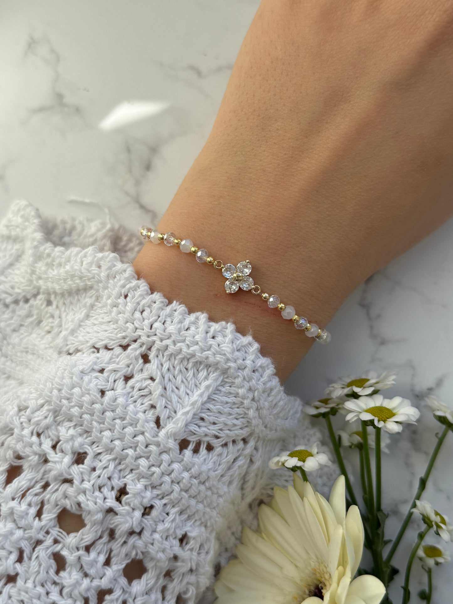 Perlenarmband mit Weißen und Durchsichtigen Kristallperlen und Goldenen Perlen + Kleeblatt Anhänger - 2041