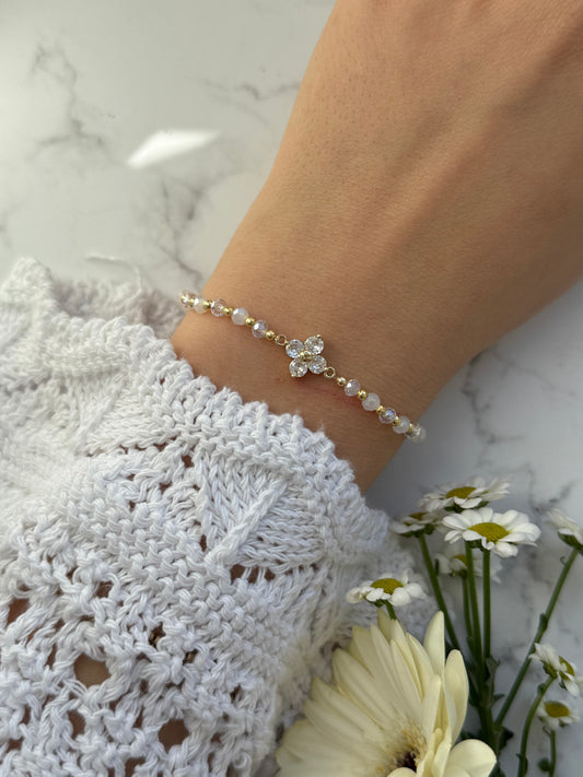 Perlenarmband mit Weißen und Durchsichtigen Kristallperlen und Goldenen Perlen + Kleeblatt Anhänger - 2041