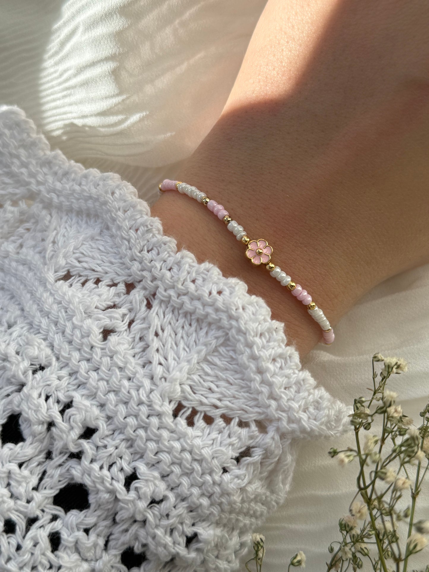 Perlenarmband mit Weißen und Rosanen Perlen, + Goldenen Perlen + Blumen Anhänger - 2127