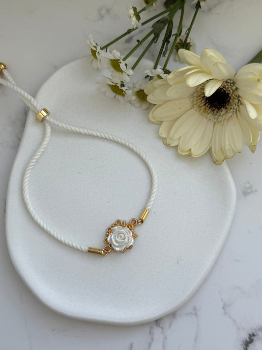 Verstellbares Stoffarmband Weiß mit Rosen Anhänger - 2069