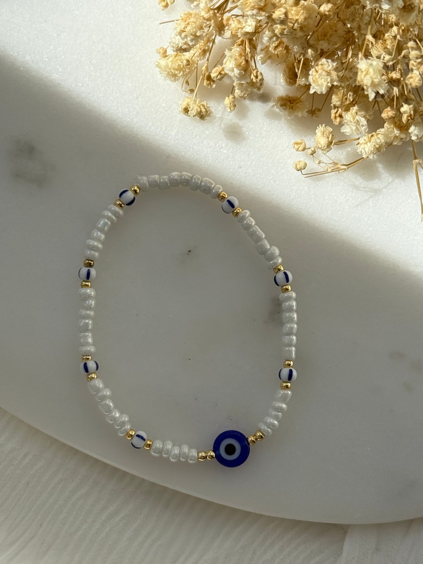 Perlenarmband mit Weißen Perlen, Goldenen Perlen + Nazar Perle - 2262