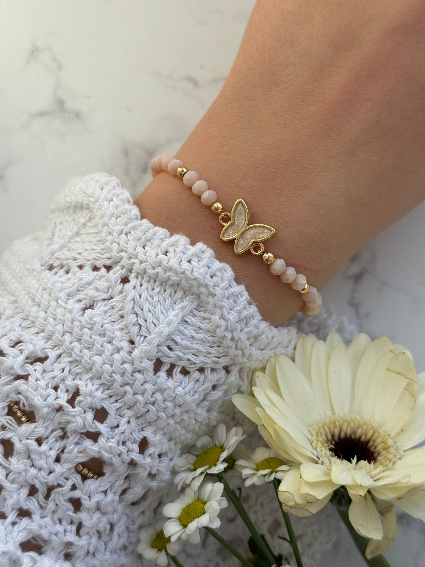 Perlenarmband mit Beigen Kristallperlen und Goldenen Perlen + Schmetterling Anhänger - 2000