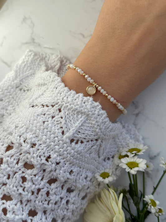 Perlenarmband mit Weißen und Beigen Kristallperlen und Goldenen Perlen + Stein Anhänger - 2042