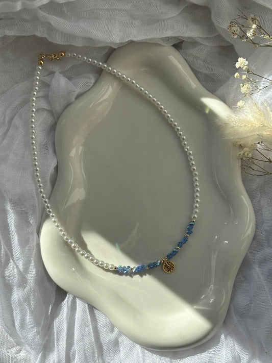 Perlenkette mit Weißen Perlen und Blauen Kristallperlen und einem goldenen Taler Anhänger - 10663
