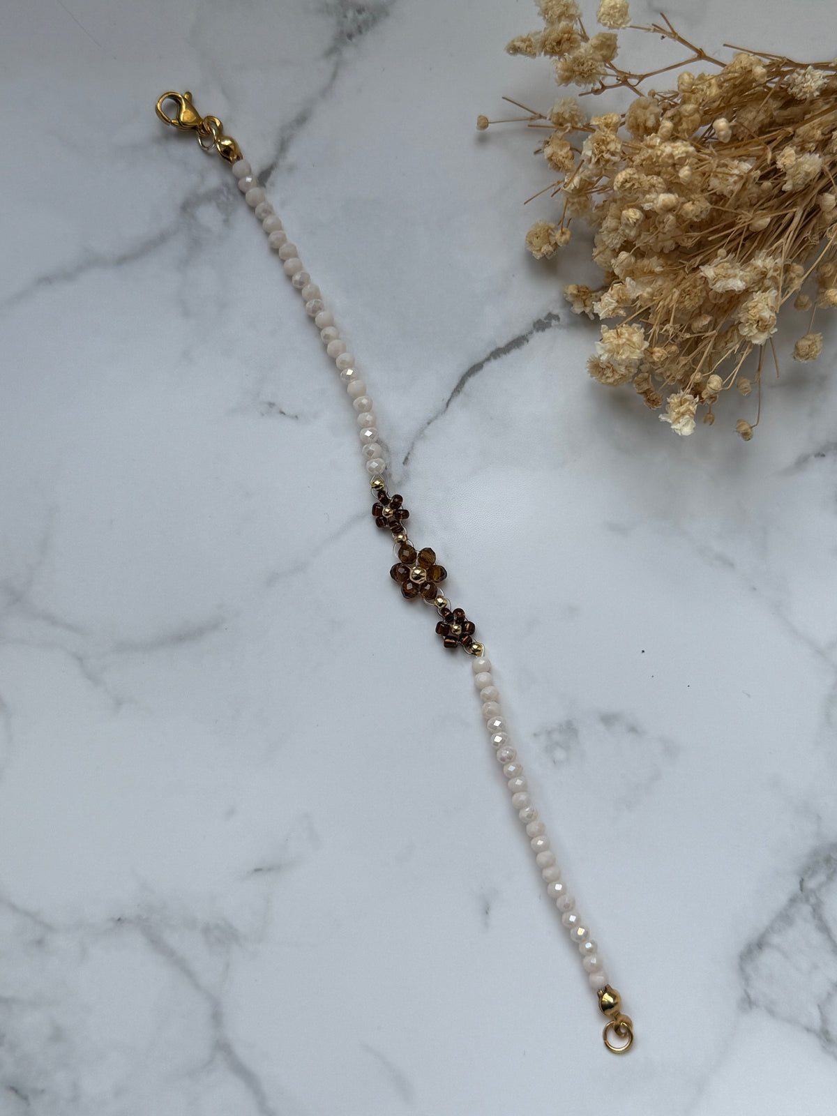 Perlenarmband Flower mit Braunen Blumen, Beigen und Goldenen Perlen - 2407