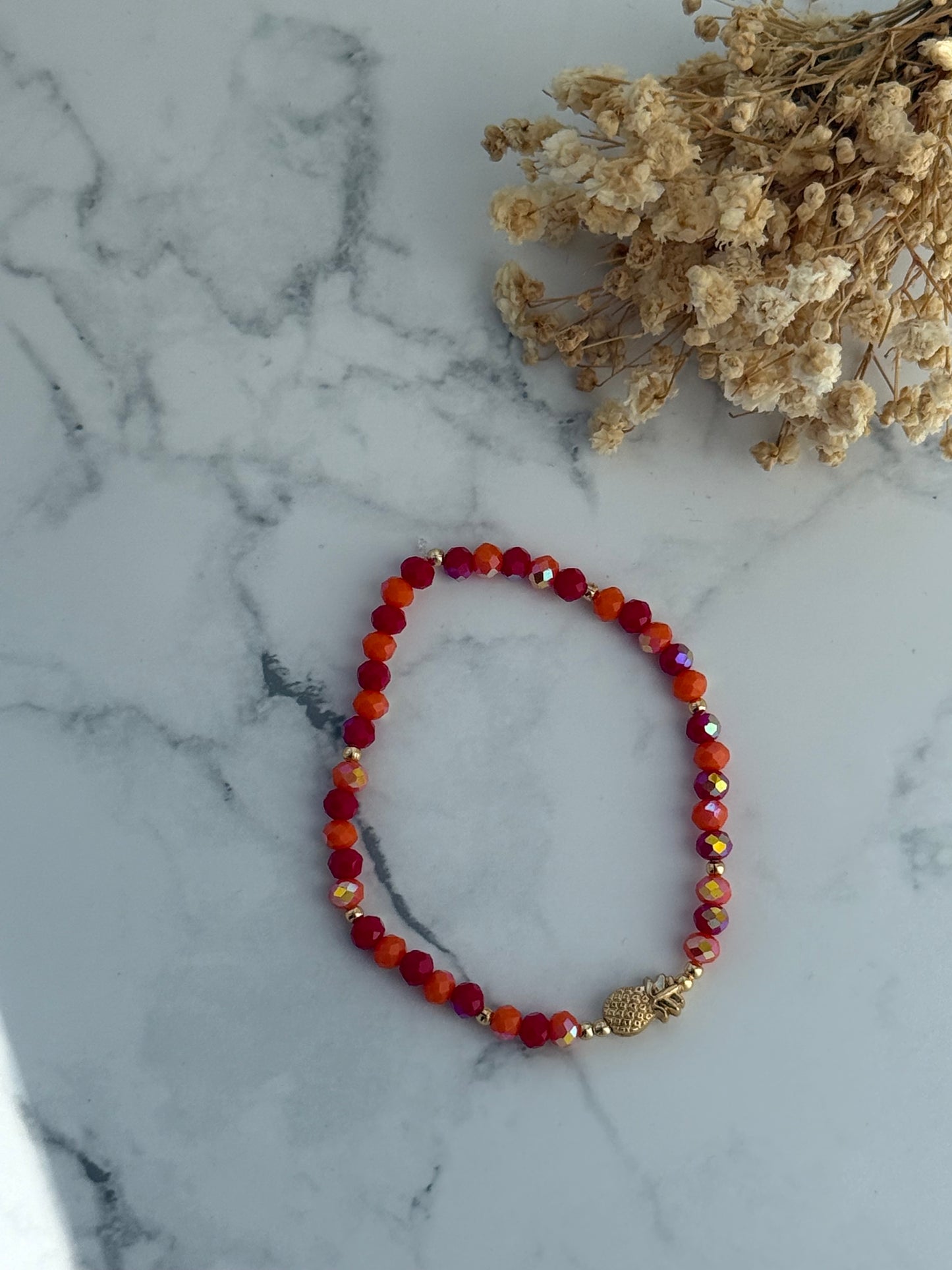 Perlenarmband mit Roten und Orangenen Kristallperlen, Goldenen Perlen + Ananas Anhänger - 2275