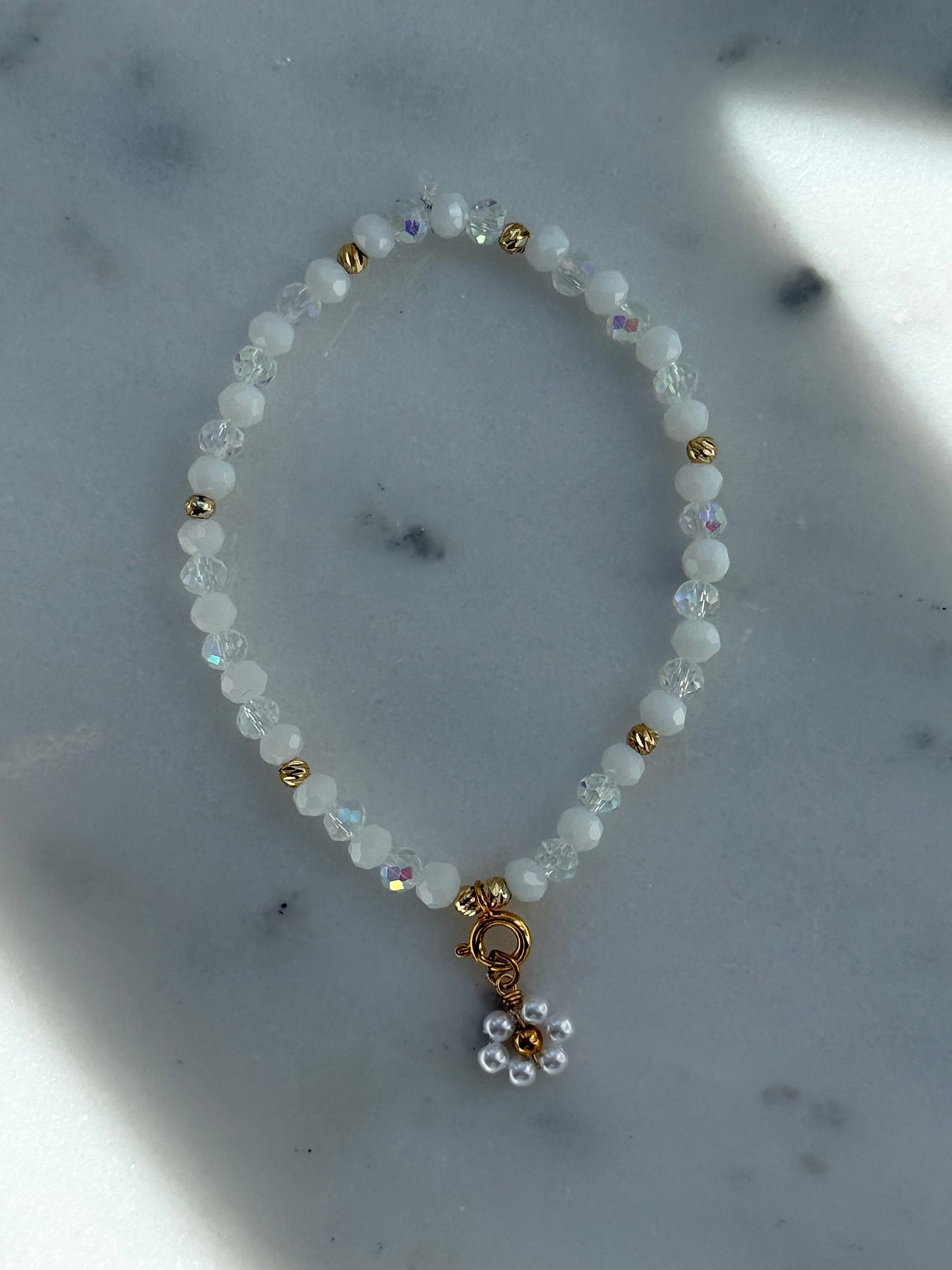 Perlenarmband mit Weißen Kristallperlen + Goldenen Perlen + Blumen Anhänger - 2183