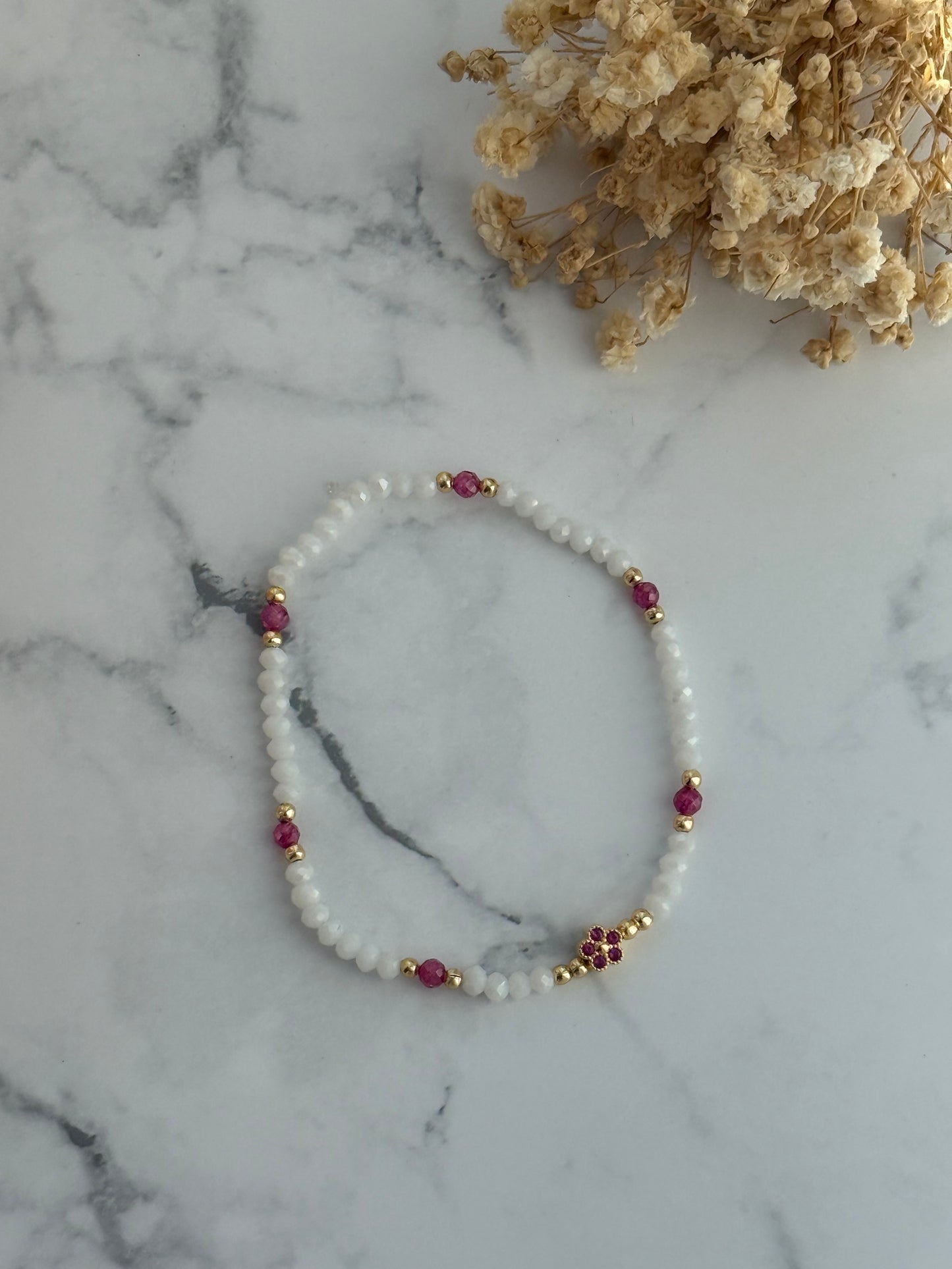 Perlenarmband mit Weißen Perlen, Pinken Kristallperlen + Goldenen Perlen + Blumen Anhänger - 2310