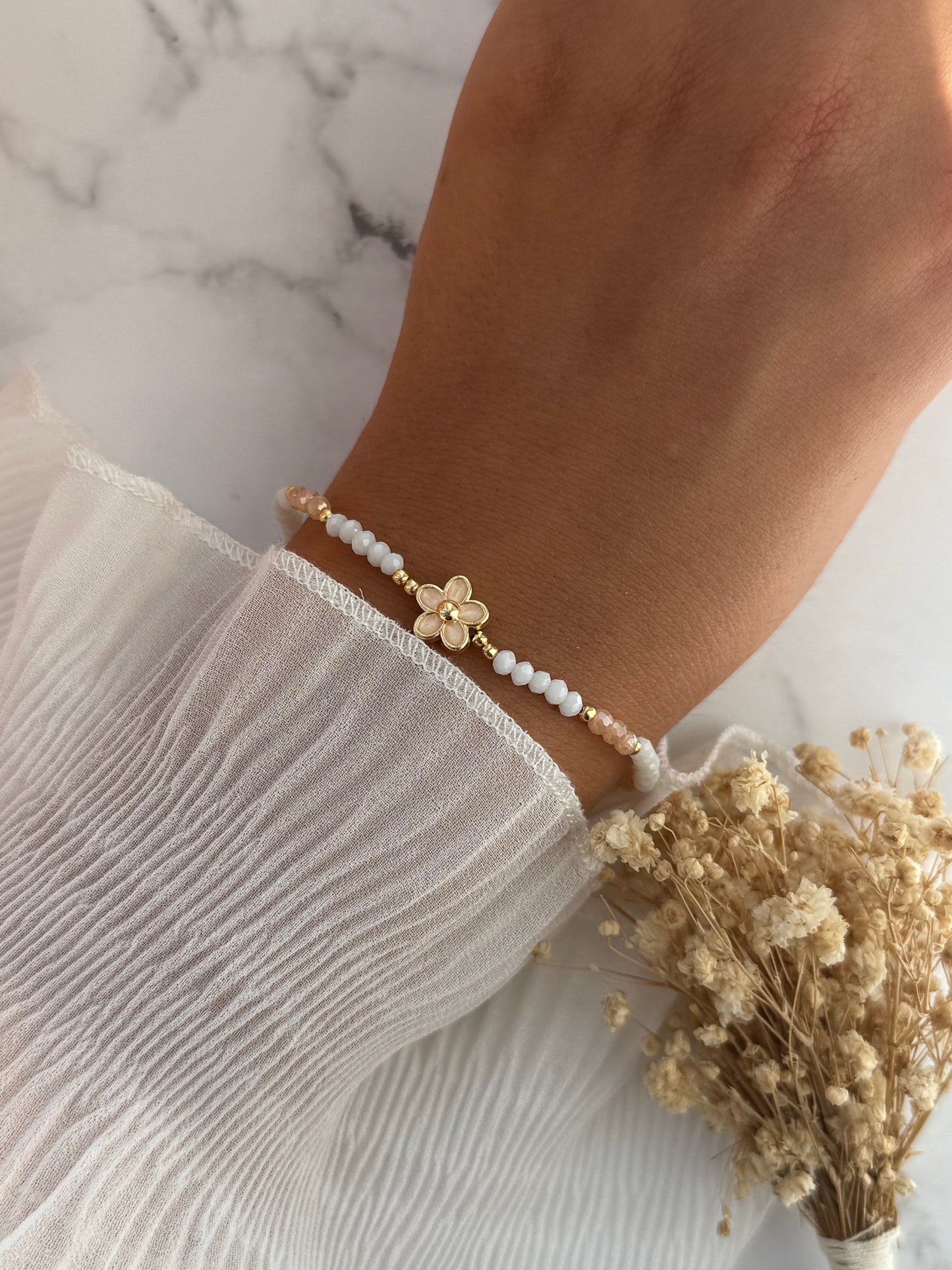 Perlenarmband mit Weißen und Beigen Kristallperlen, Goldenen Perlen + Blumen Anhänger - 2285