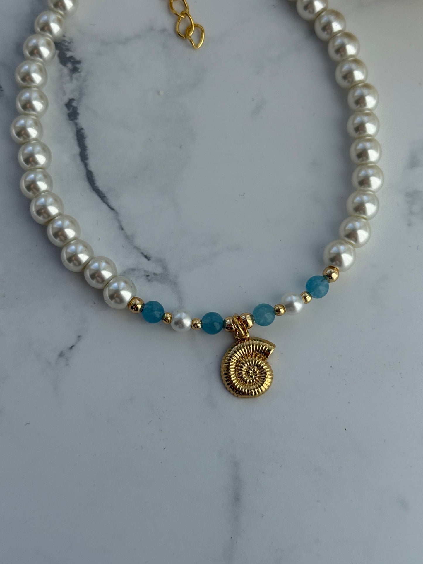 Fußkette mit Weißen Perlen, Blauen  Glasperlen + Goldene Perlen + Muschel Anhänger - 2345