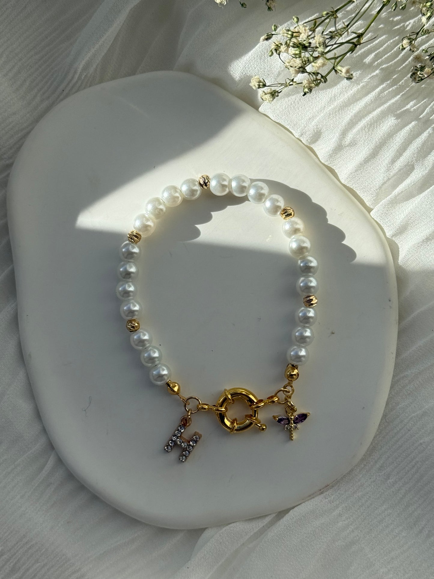 Perlenarmband personalisiert mit Weißen Glasperlen + Goldenen Dorika Perlen + Libellen Anhänger - 2164