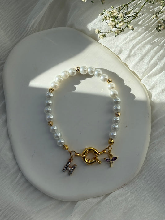 Perlenarmband personalisiert mit Weißen Glasperlen + Goldenen Dorika Perlen + Libellen Anhänger - 2164