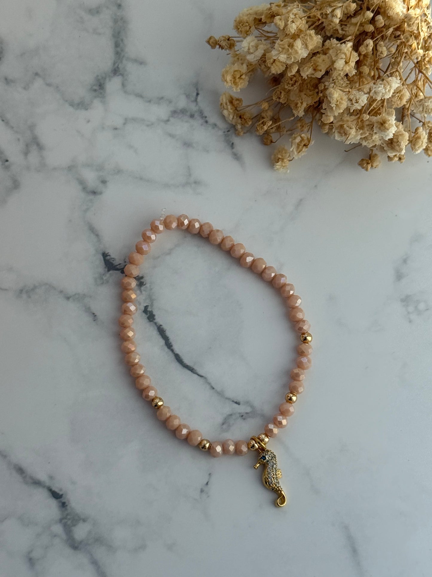 Perlenarmband mit Beigen Kristallperlen, Goldenen Perlen + Seepferdchen Anhänger - 2313