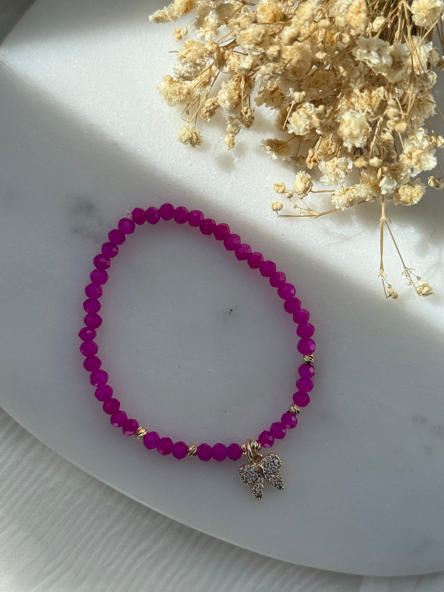 Perlenarmband mit Pinken Kristallperlen und Goldenen Perlen + Schleifen Anhänger - 2256