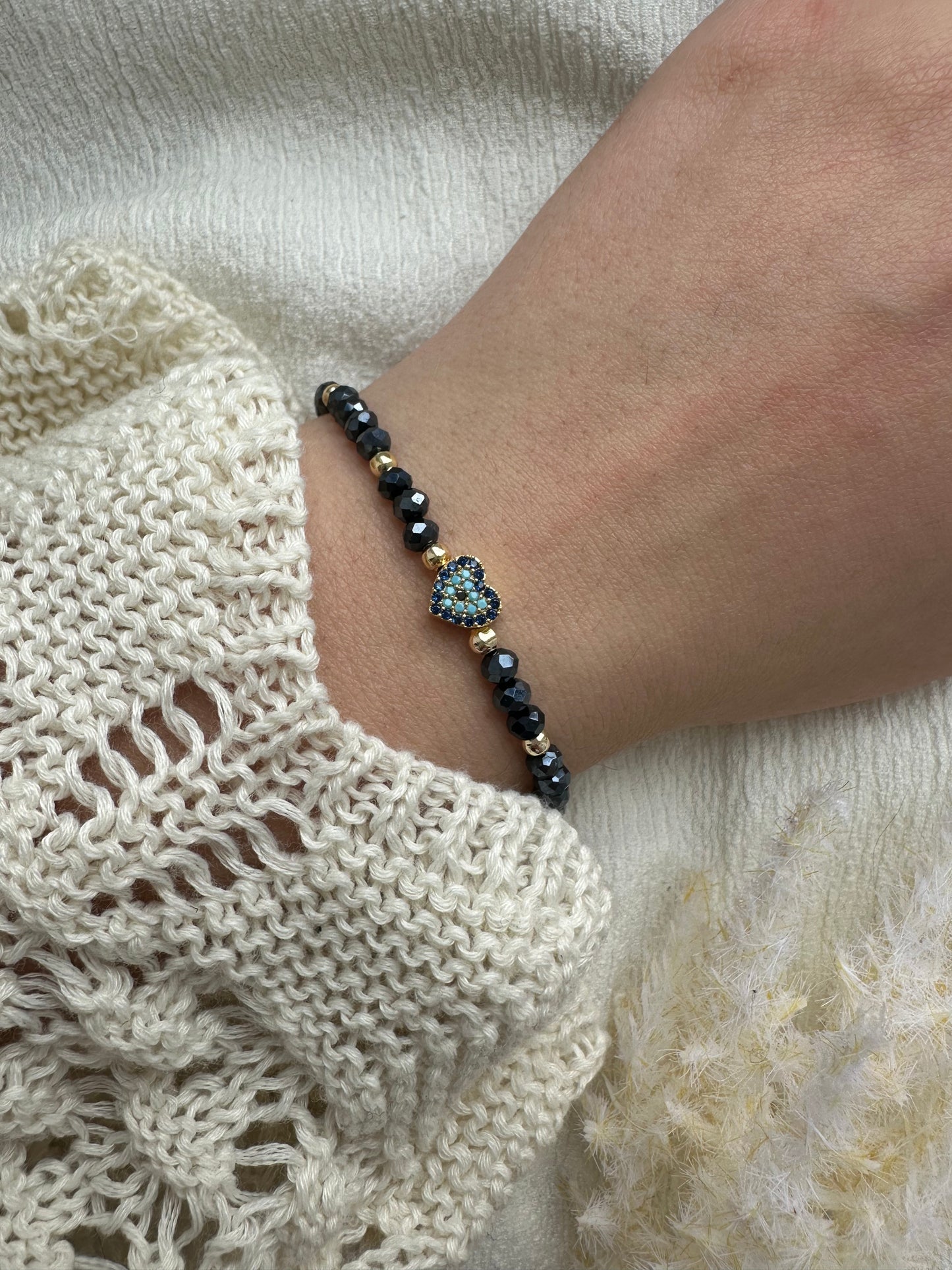 Perlenarmband mit Dunkelblauen Kristallperlen und Herz-Nazar Anhänger - 10461