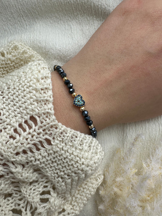 Perlenarmband mit Dunkelblauen Kristallperlen und Herz-Nazar Anhänger - 10461
