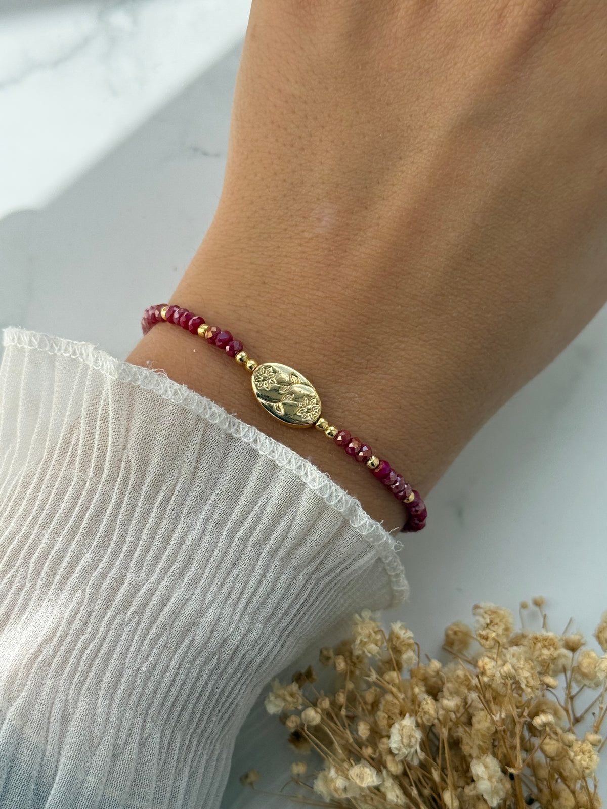 Perlenarmband mit Roten Kristallperlen und  Goldenen Perlen + Blumen Anhänger - 2386