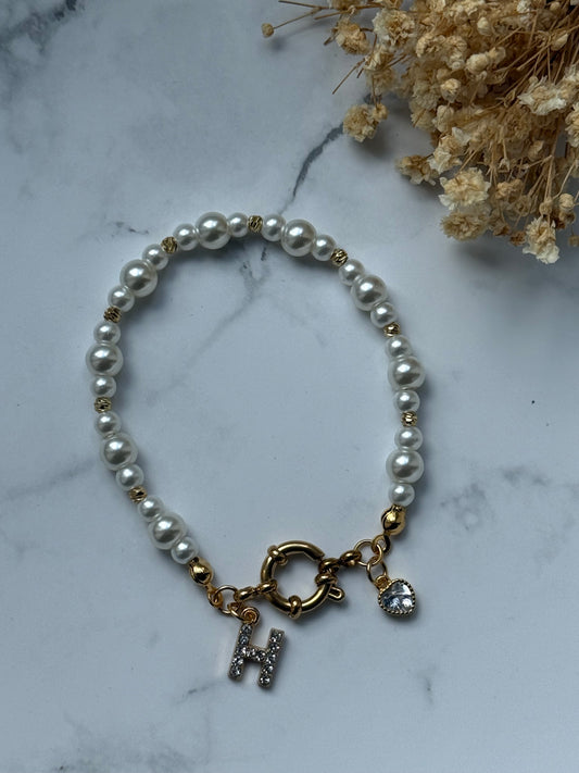 Perlenarmband personalisiert mit Weißen Glasperlen, Dorika Perlen + Herz Anhänger - 2429