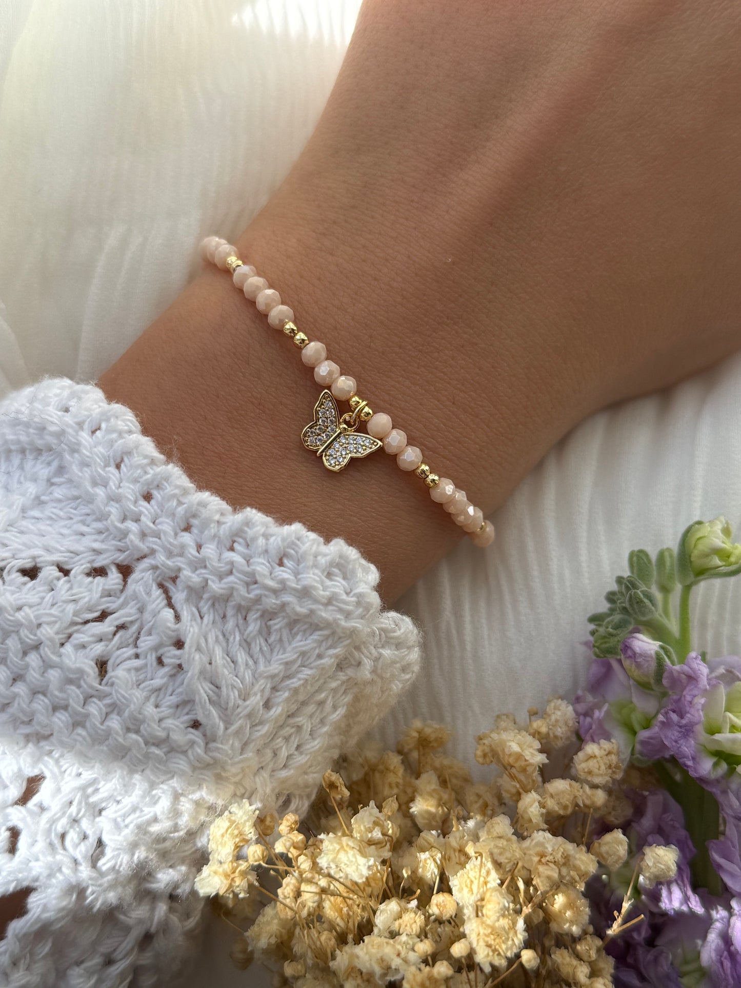 Perlenarmband mit Beigen Kristallperlen, Goldenen Perlen + Schmetterling Anhänger - 2271