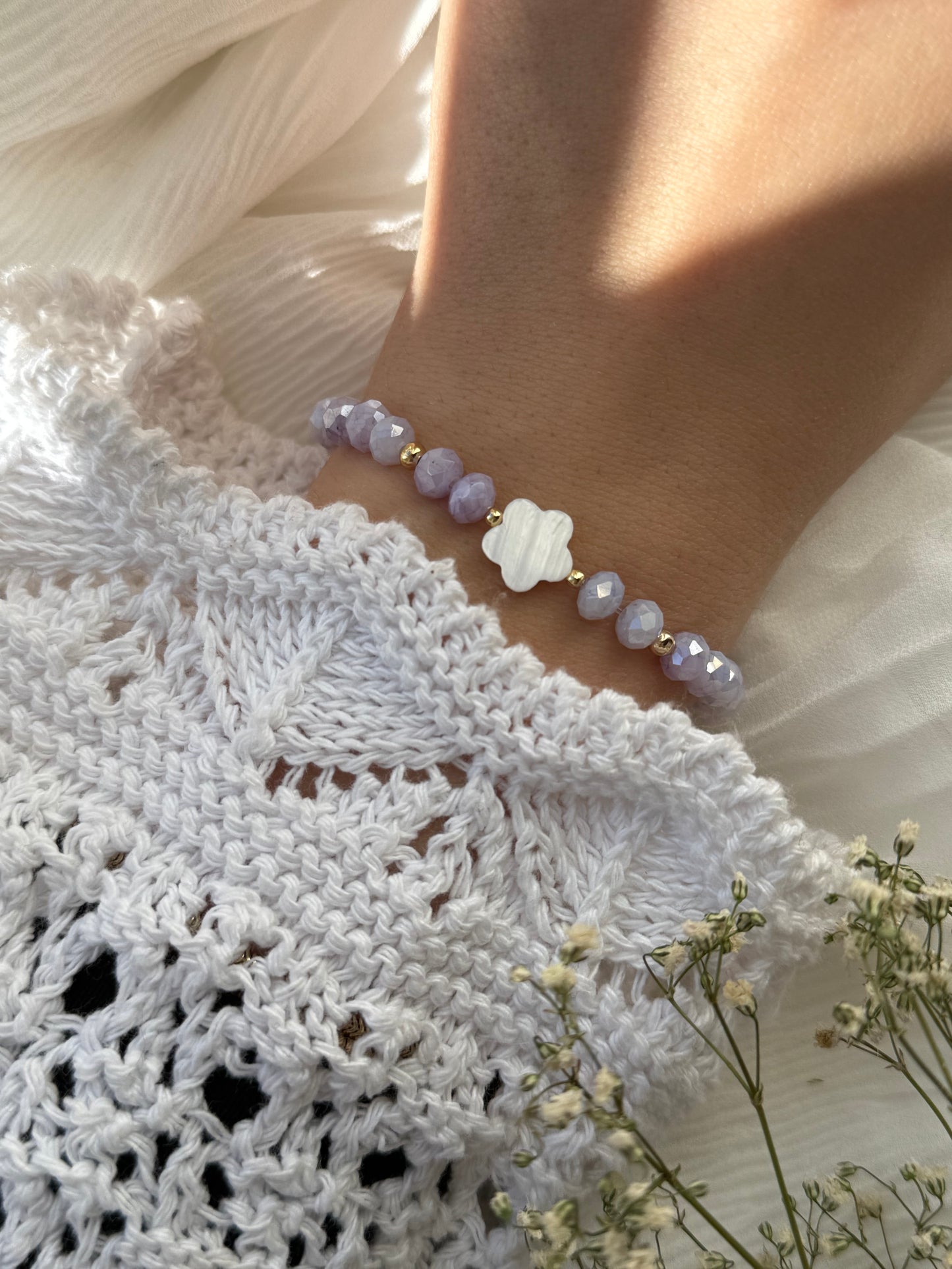 Perlenarmband mit Lila Kristallperlen und Goldenen Perlen + Perlmutt Blume - 2091