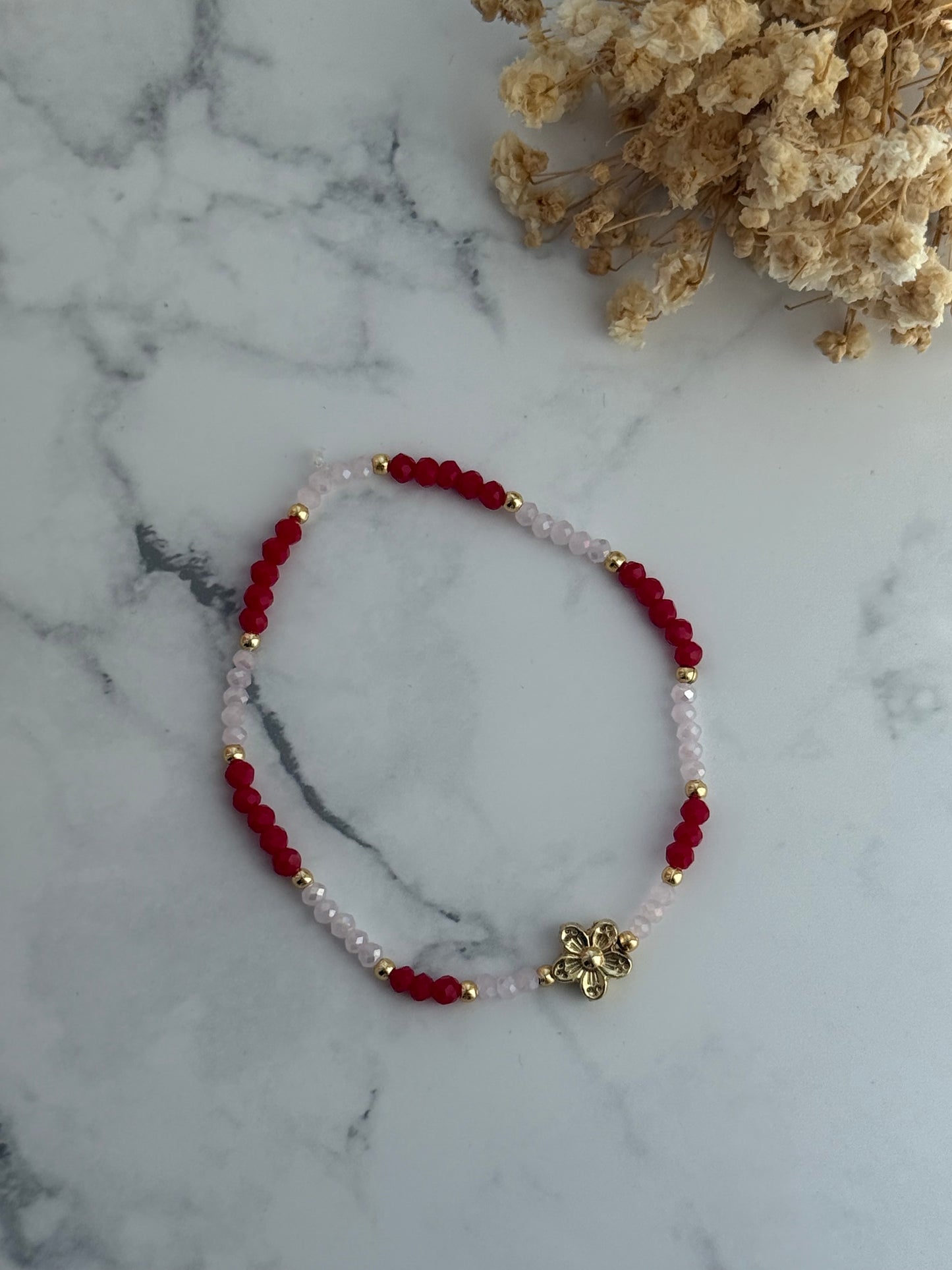 Perlenarmband mit Roten, Rosa Kristallperlen, Goldenen Perlen + Blumen Anhänger - 2318