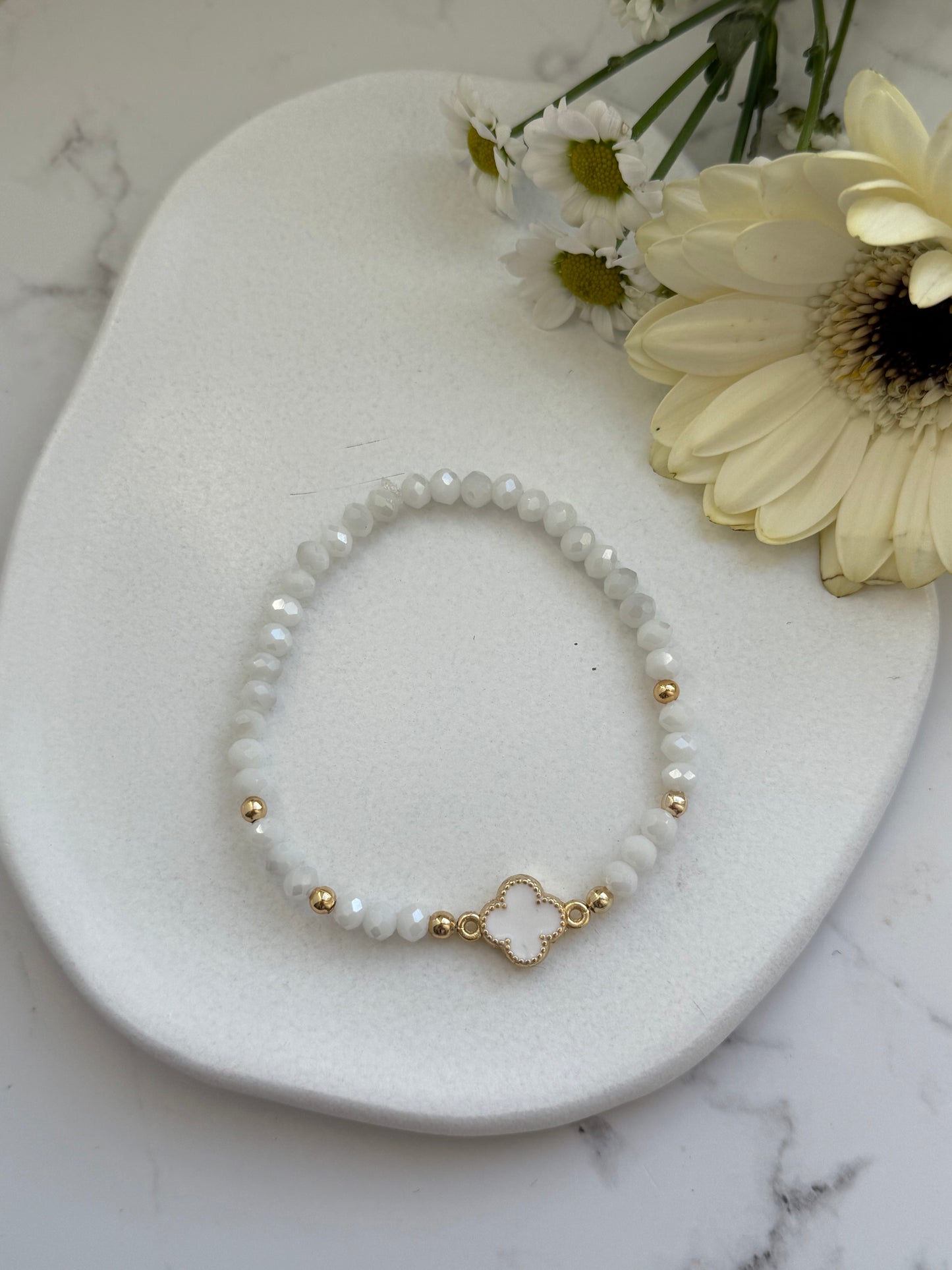 Perlenarmband mit Weißen Kristallperlen und Goldenen Perlen + Kleeblatt Anhänger - 2001
